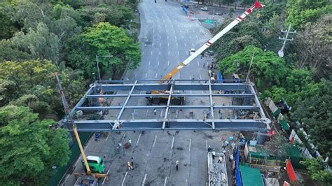 rd quezon city|Quezon City building elevated promenade on Elliptical Road.